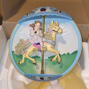 BX40 The Bradford Exchange Carousel Horse Plate Musical Box Horse Moves Up/Down